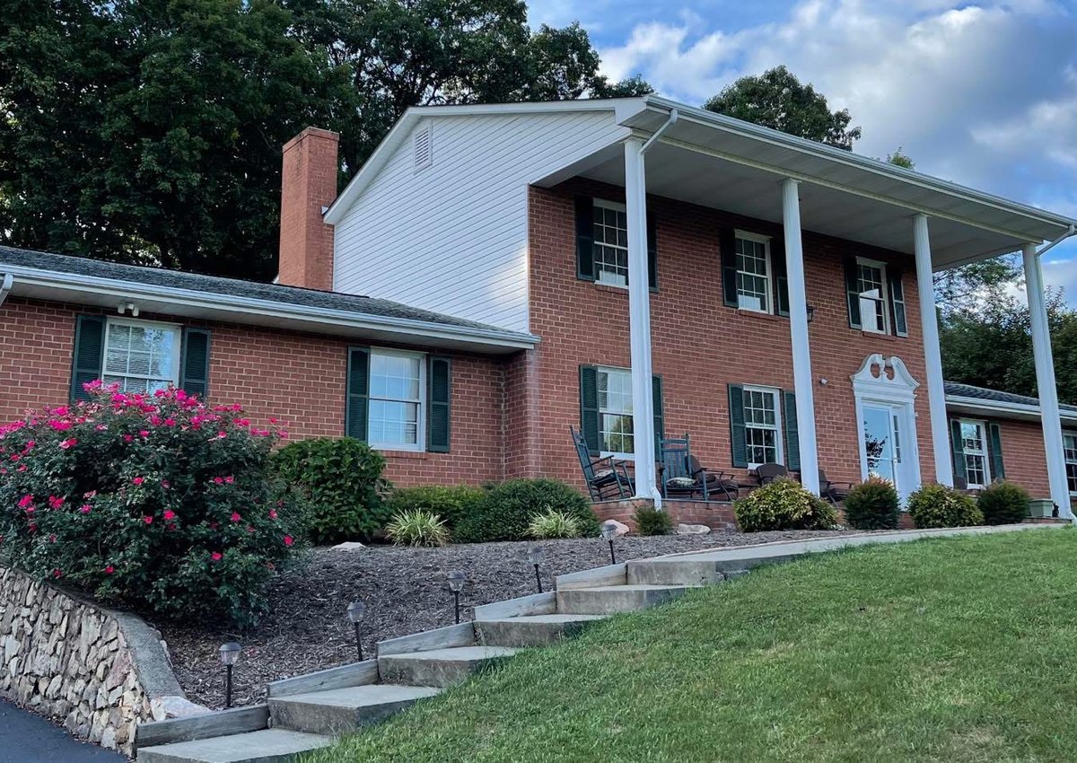 Residential roofline and gutters for gutter cleaning service